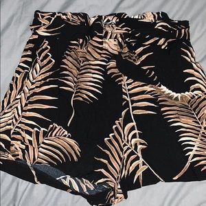 Cute Hawaiian bag shorts!